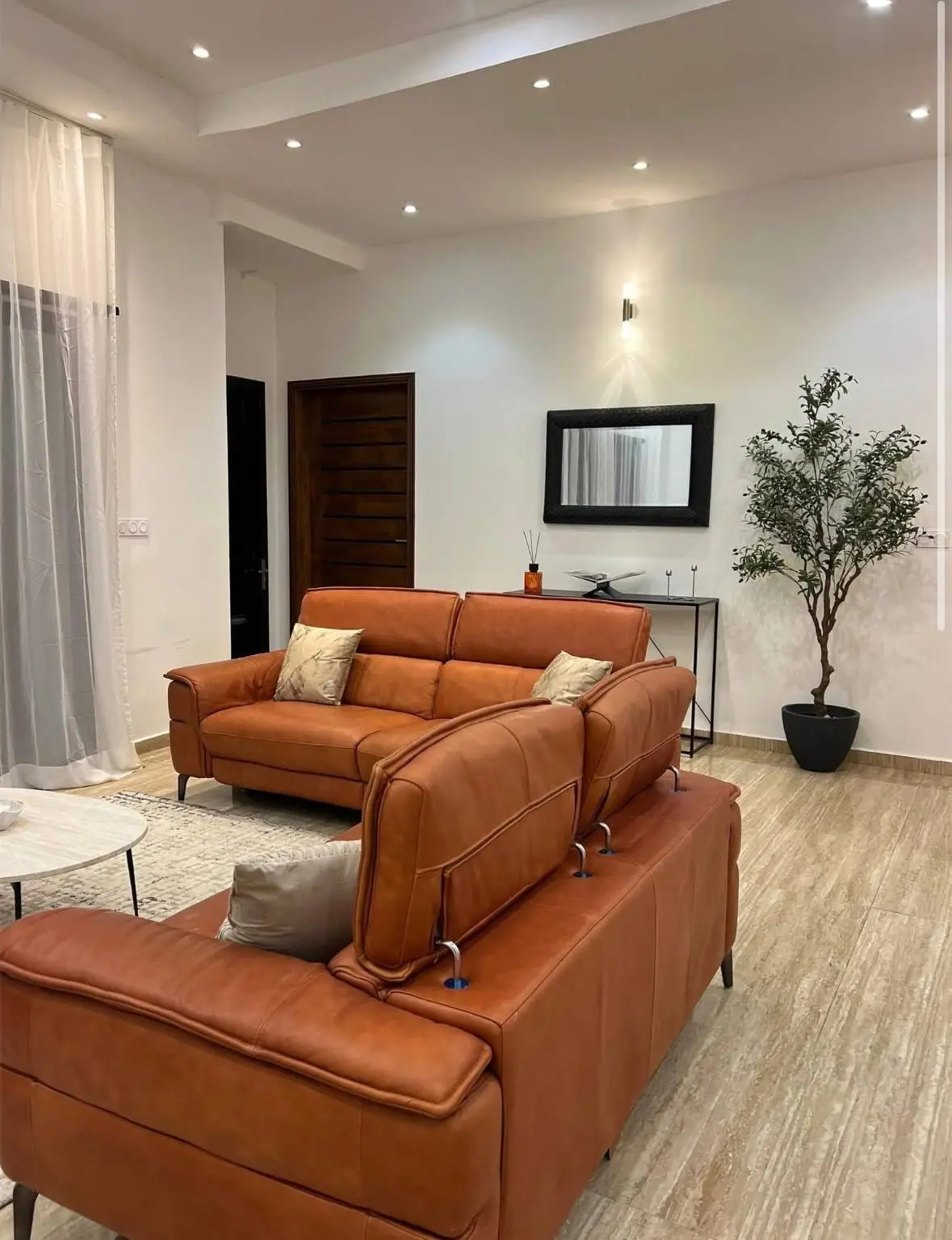 Le salon d'un appartement, canapés en cuir et décoration soignée