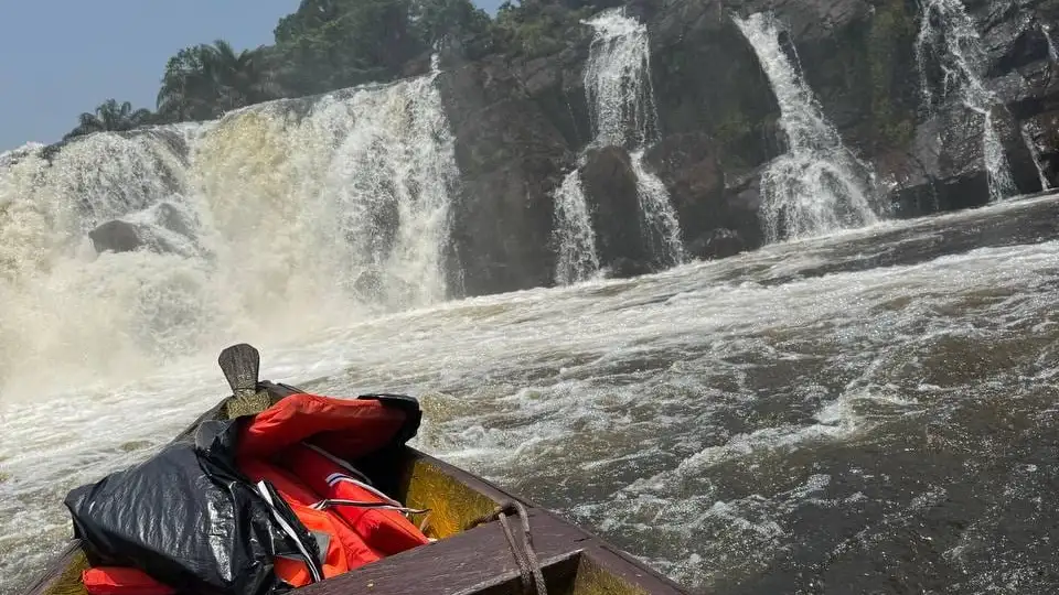 Les chutes de la Lobé vues depuis une pirogue