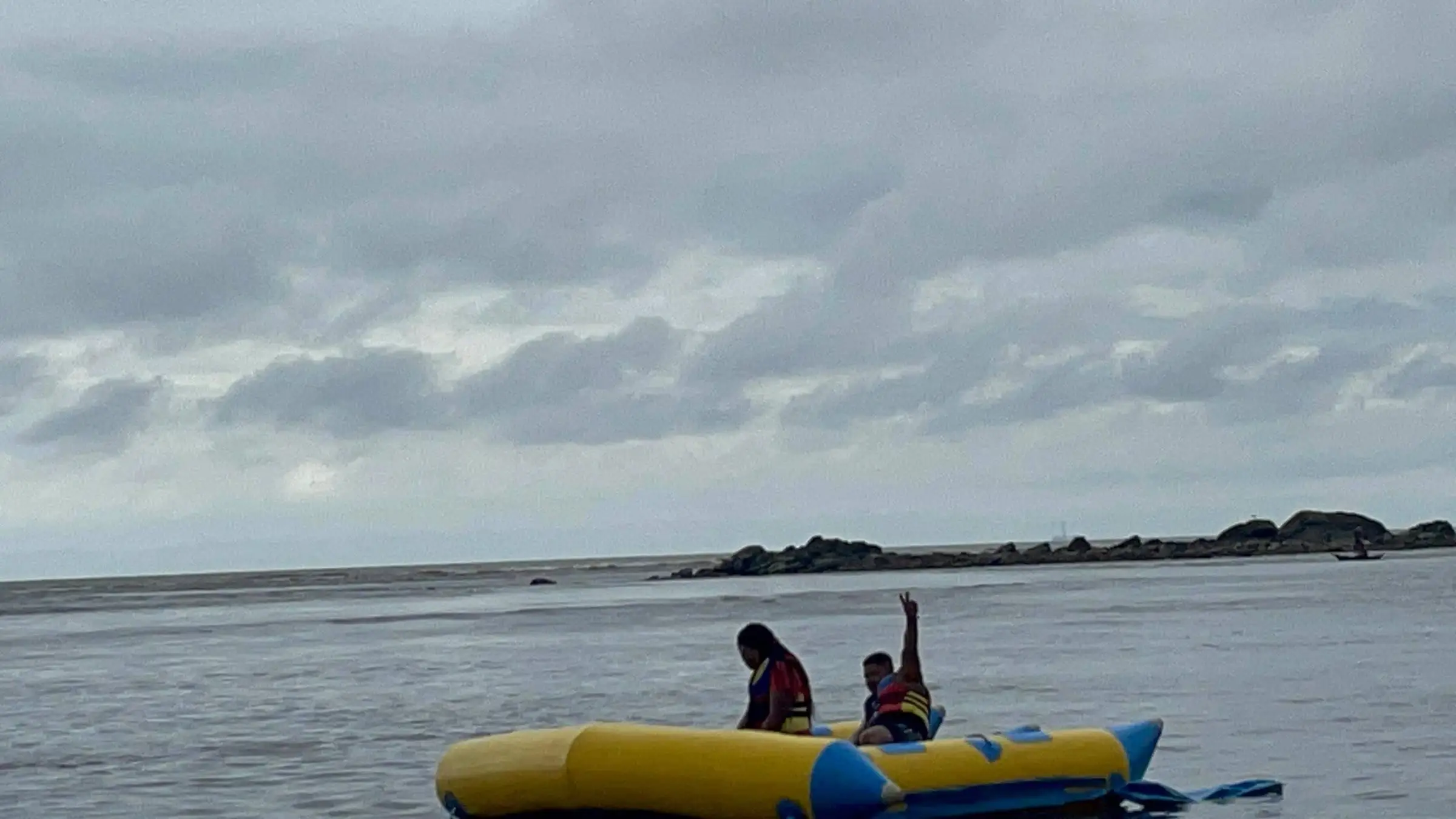 Des passagers sur une bouée banane, en mer