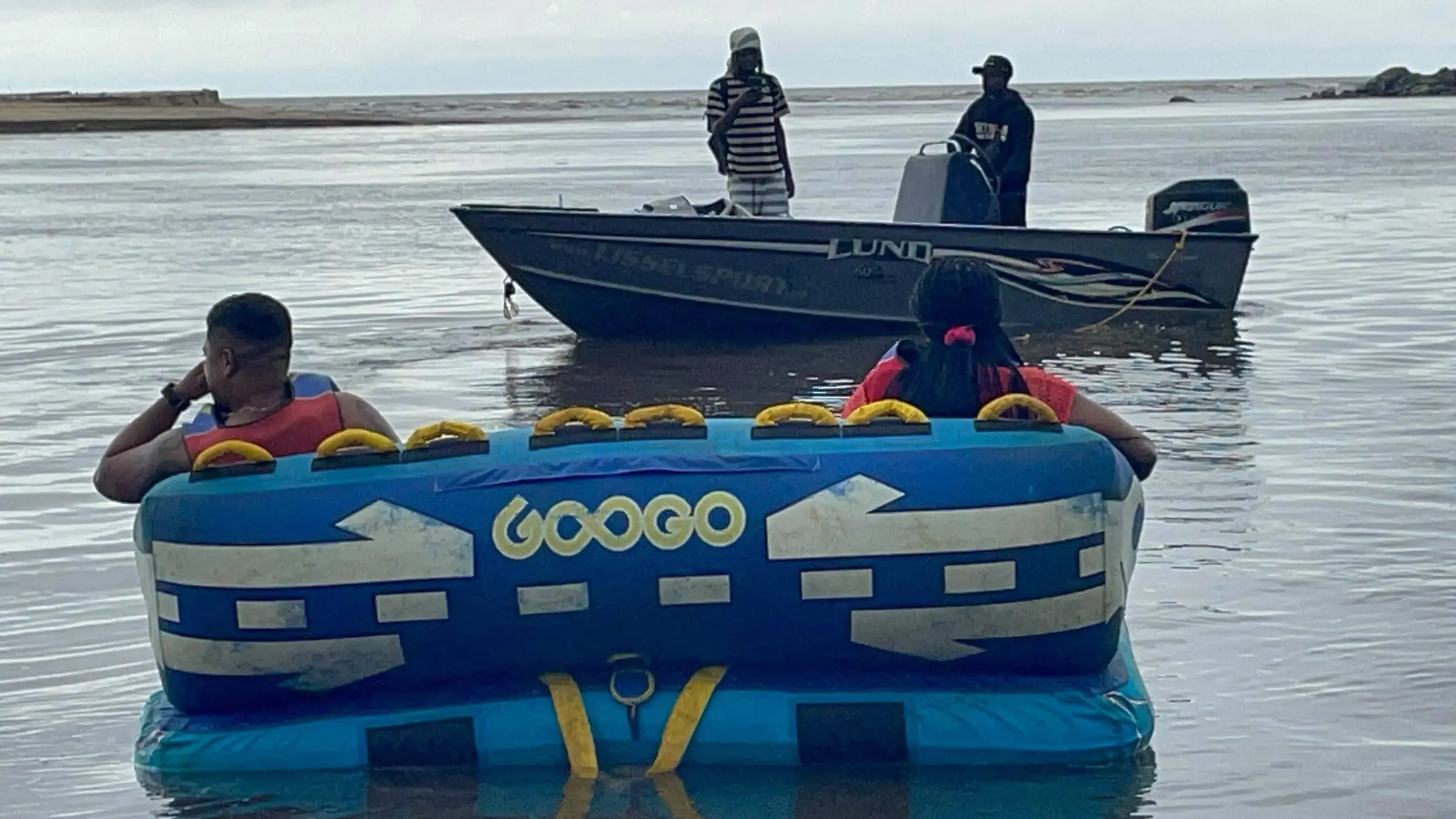 Une bouée gonflable tirée par un bateau à moteur