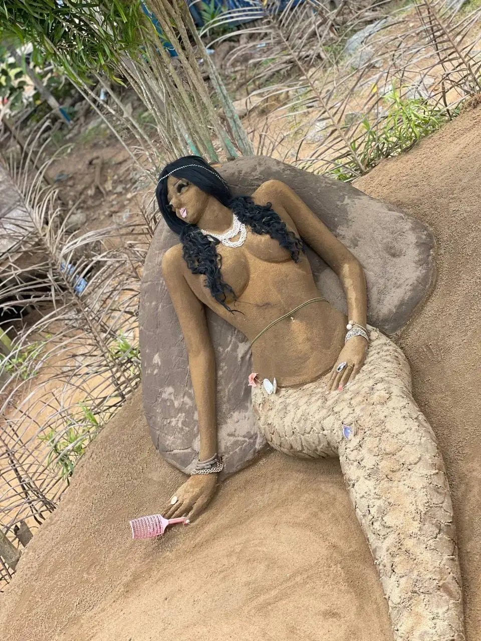 La sirène sculptée dans le sable, au site des chutes de la Lobé