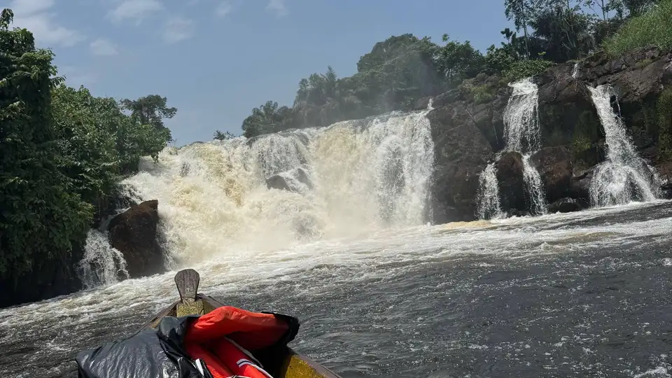 Les chutes de la Lobé vues depuis une pirogue