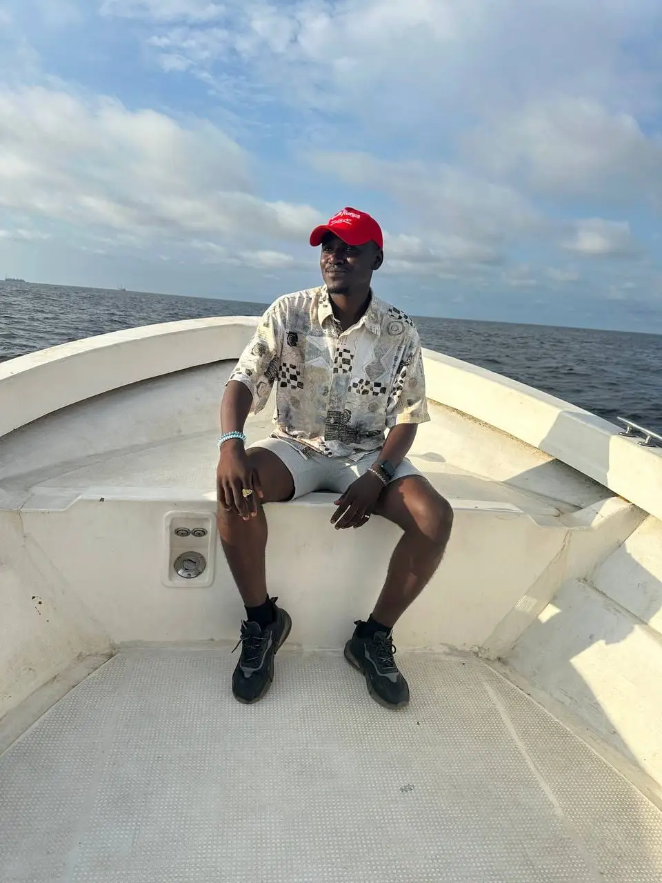 Un passager à l'avant d'un bateau, au large de Kribi