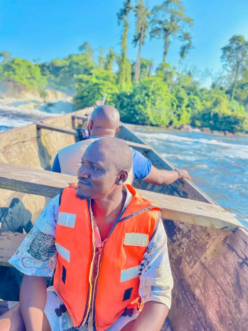 Un visiteur en gilet de sauvetage dans la pirogue, près des chutes