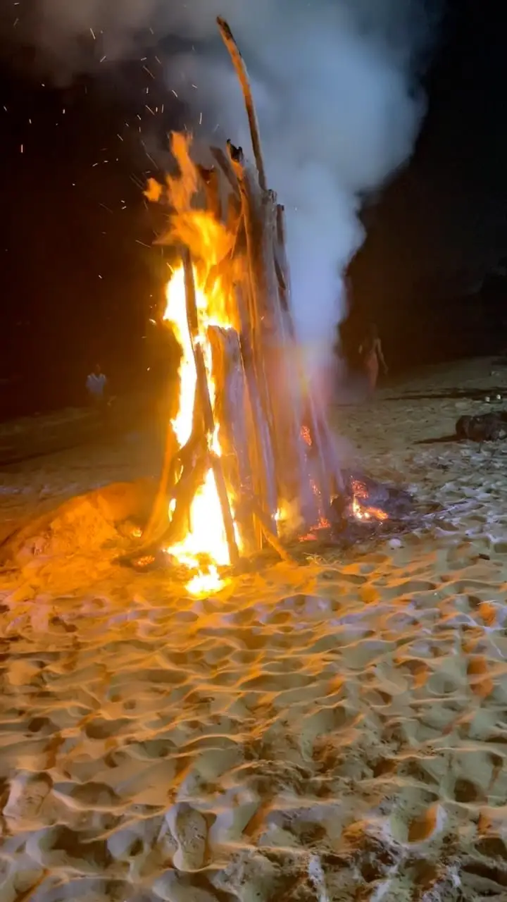 Un feu de bois sur le sable, la nuit