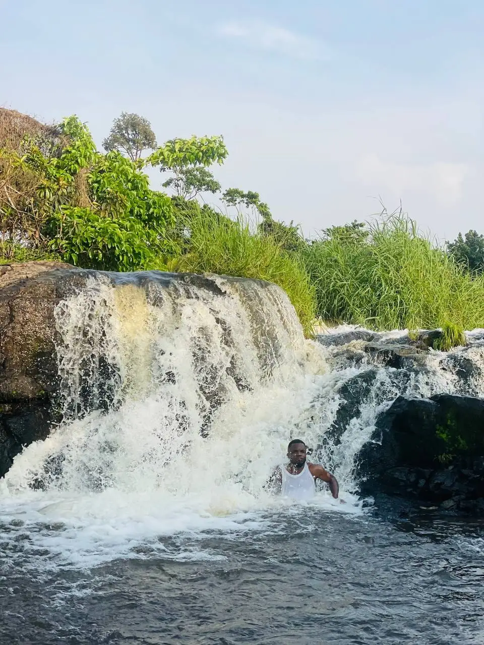 L'eau du jacuzzi naturel dévale les rochers