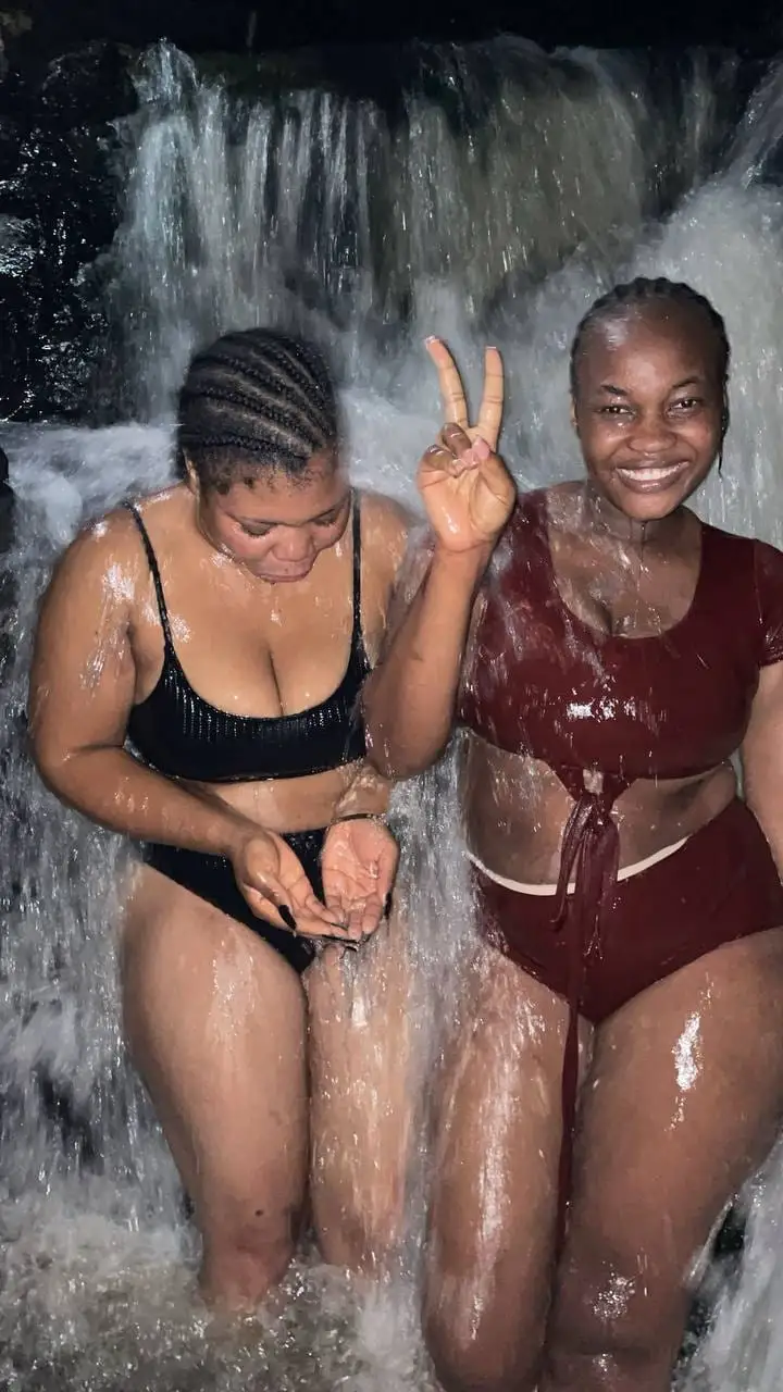 Deux jeunes femmes sous la cascade du jacuzzi naturel