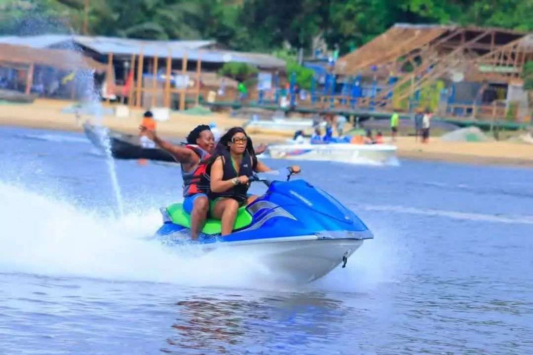 Deux passagères filent sur un jet-ski bleu