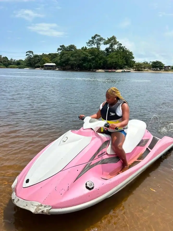 Une pilote sur un jet-ski rose, sur la rivière