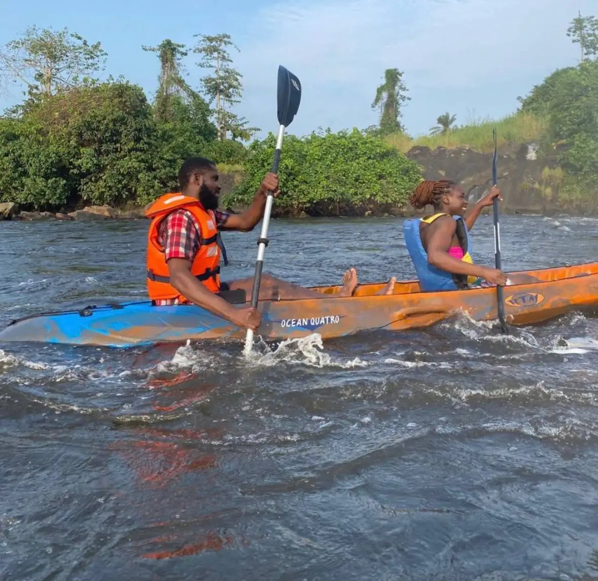 Deux personnes pagaient en kayak sur la rivière