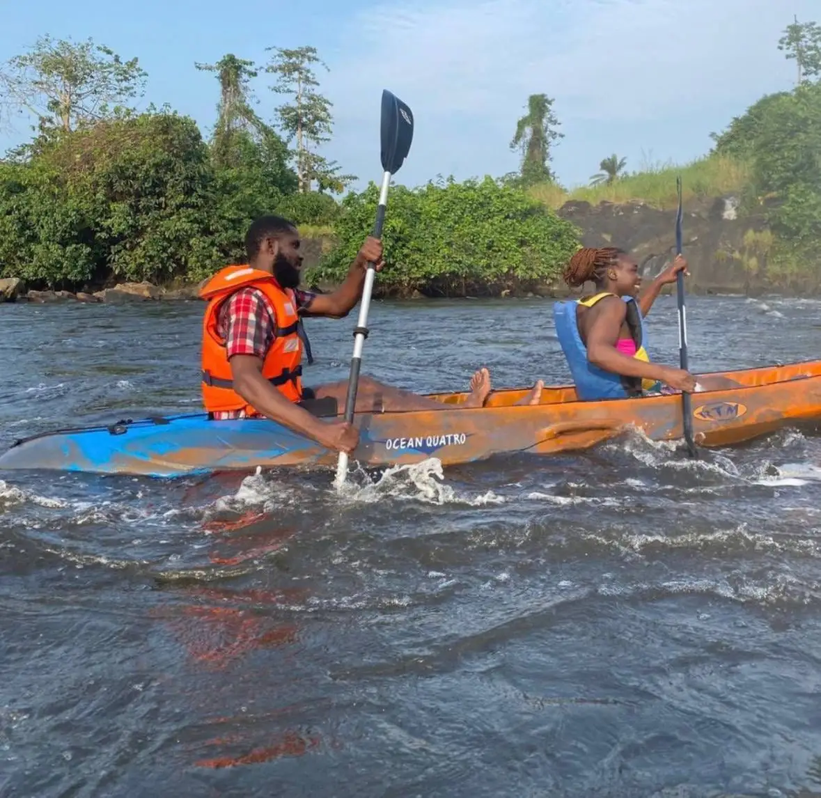 Deux personnes pagaient en kayak sur la rivière