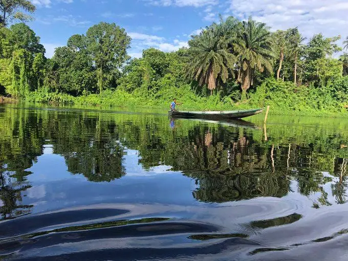 La rivière Lobé vue depuis une pirogue, entre forêt et ciel
