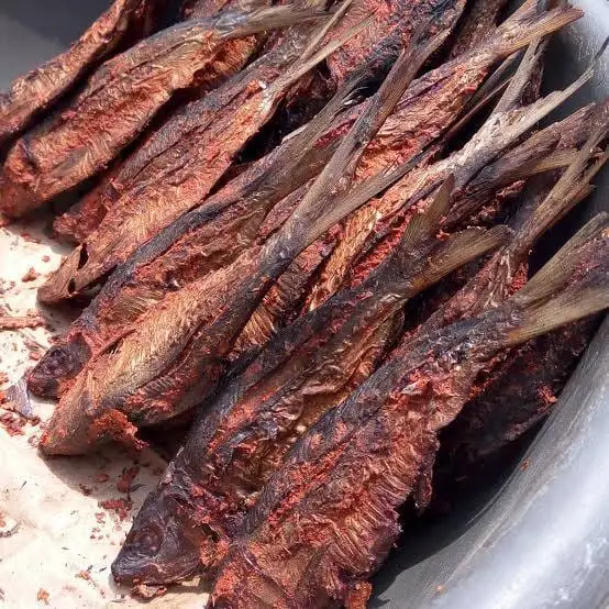 Des mabans empilés dans une bassine, poissons fumés couverts d’épices rouges