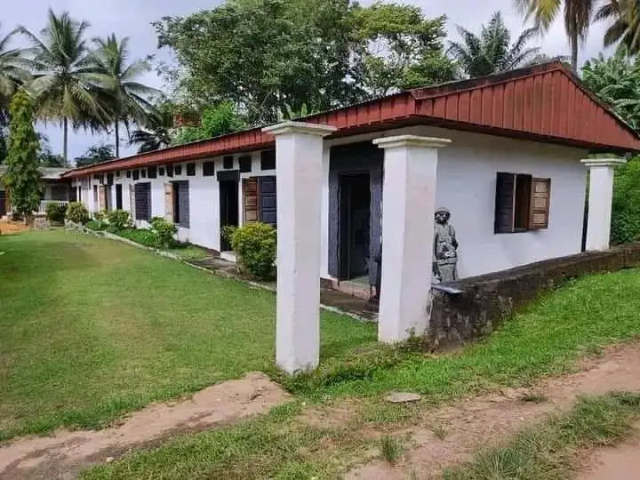 Le musée, bâtiment blanc au toit rouge entouré de pelouse et de cocotiers