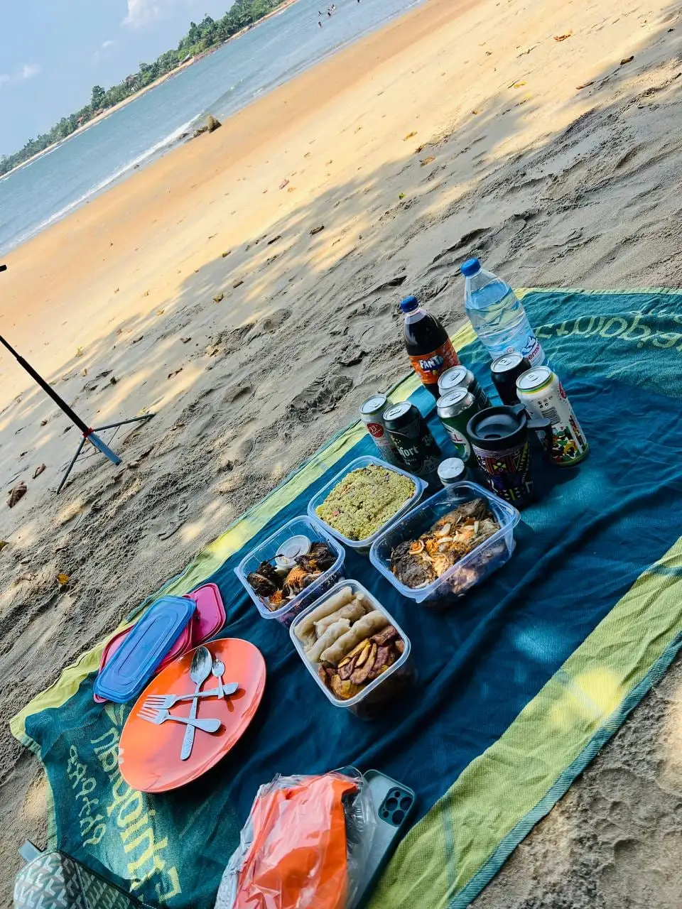 Un repas servi sur une natte, au bord de la mer
