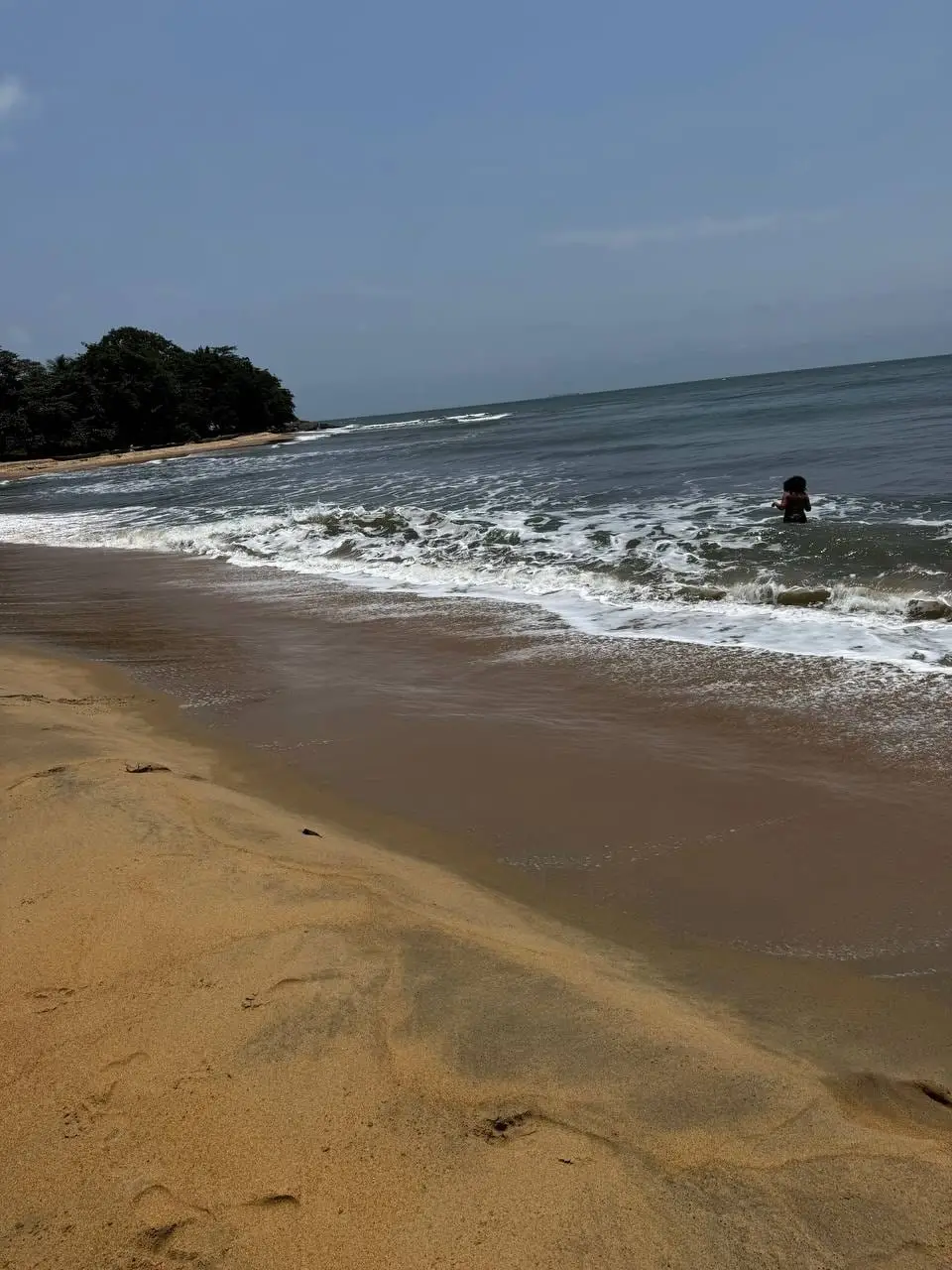 Une plage de sable de Kribi, face à l’océan