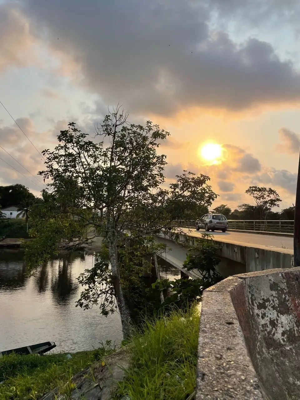 Le pont sur la Lobé au coucher du soleil, la rivière en contrebas