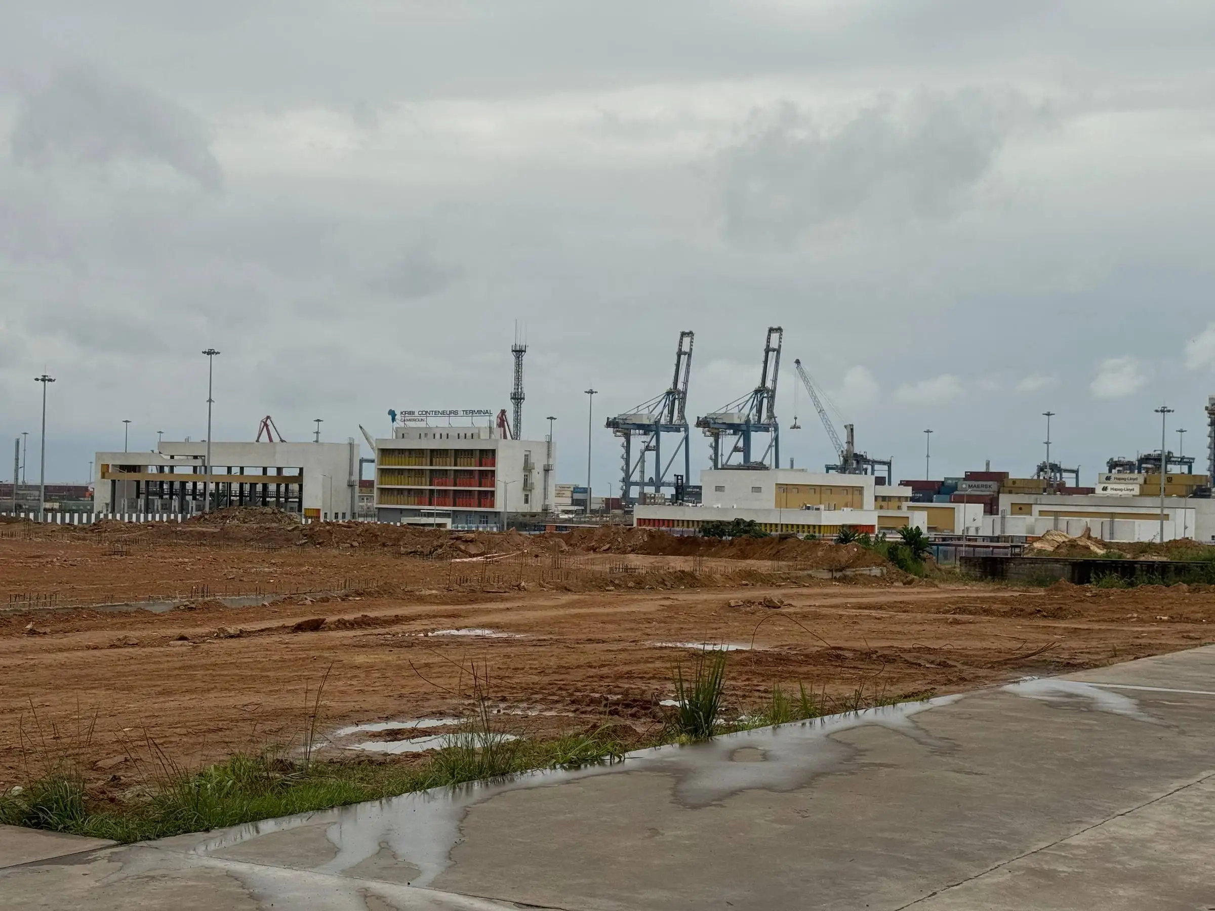 Les bâtiments du Kribi Conteneurs Terminal, au bout d'un terrain en chantier