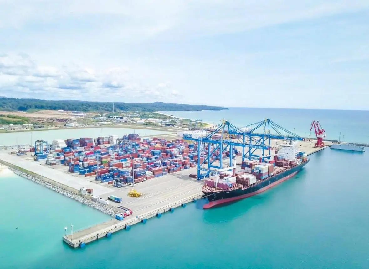 Vue aérienne du port en eau profonde de Kribi, un porte-conteneurs à quai sous les portiques