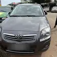 Une Toyota Avensis grise vue de face