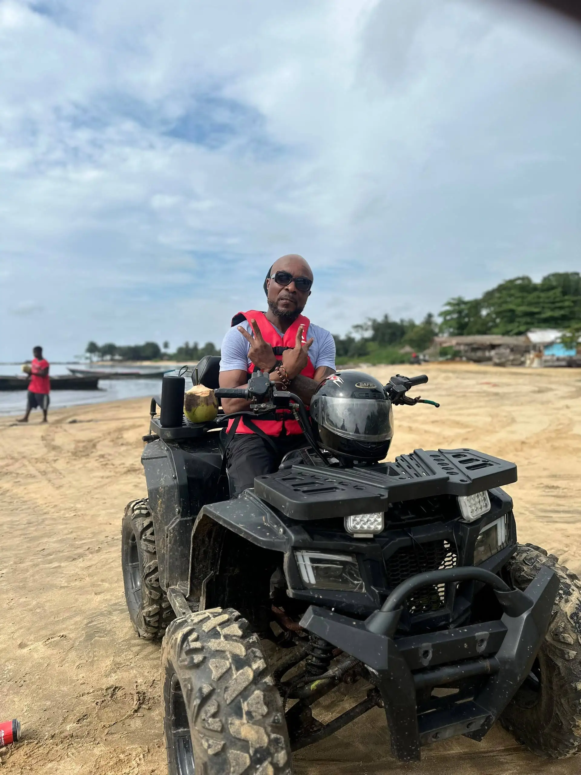 Un pilote sur un quad, sur la plage